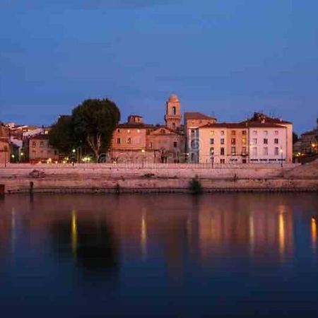Appartement A Pied Du Centre Avec Place De Parking Arles Esterno foto