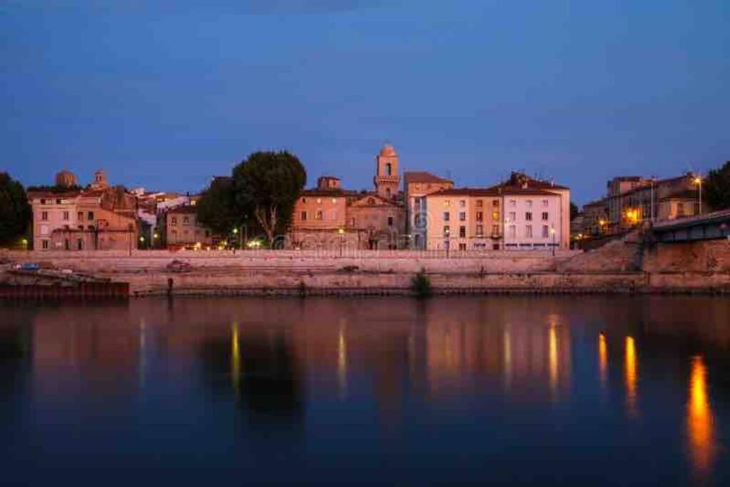 Appartement A Pied Du Centre Avec Place De Parking Arles Esterno foto